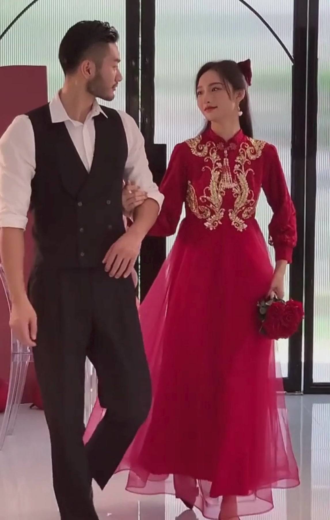 Load video: chinese pregnant lady wedding dress